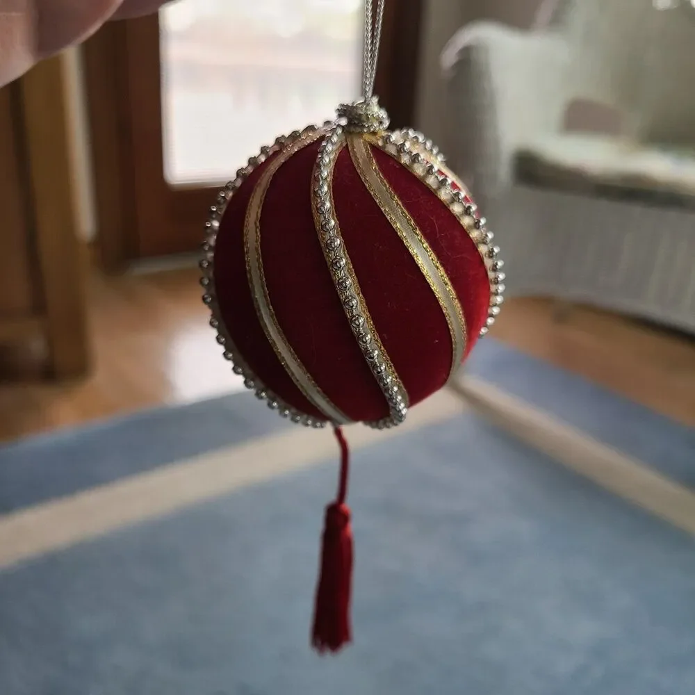 Vintage Avon Gift Collection 2001 Radiant Holiday Ornaments Ruby And Ivory